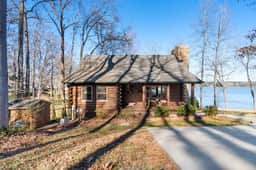 Lakefront Lodge - Image 3