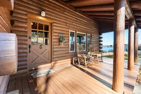Lakefront Lodge - Image 5