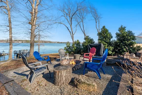 Lakefront Lodge - Image 4